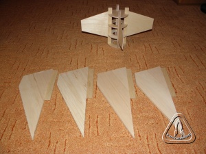 Lože sestavené a další stabilizátory již polepené potahem z balzy